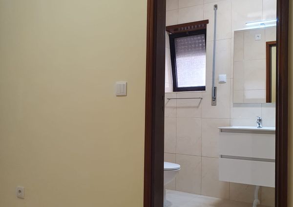 Apartamento T3 situado na zona residencial da Forca, em Aveiro.