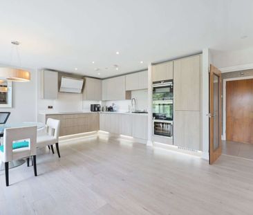 A modern and spacious apartment in a gated development with one par... - Photo 6