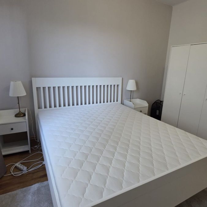 Apartment for Rent in Cluj-Napoca, right in the center of town, spatious and in a quiet area, consisting of bedroom, living room, separate kitchen and bathroom. - Fotografie 1