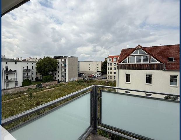 Frisch renovierte 2-Zimmer-Wohnung mit Balkon, luxuriösem Bad, Stellplatz & moderner Einbauküche! - Photo 1