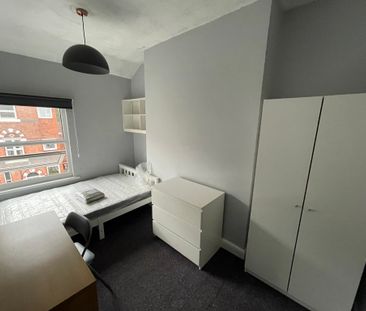 8 Bedroom Mid Terraced House - Photo 3