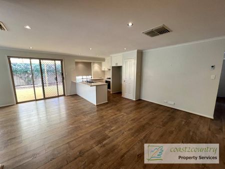 Fantastic Family Home in Ideal Location! - Photo 2