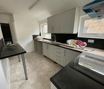 3 bedroom apartment to rent - Photo 4