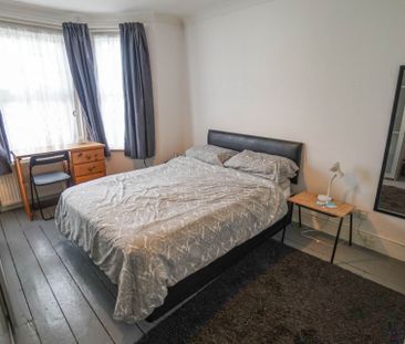 5 Bedroom House To Rent in Charminster - £2,575 pcm Tenancy Info - Photo 2
