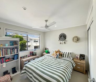 Spacious 3-Bedroom Townhouse in Brightwater – Pool in Complex - Photo 4