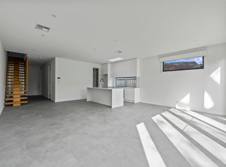 Spacious & Stylish Living - Perfect for Families & Entertainers - Photo 4