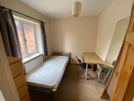 4 Bed Student Accommodation - Photo 3