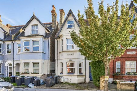 3 bedroom flat to rent - Photo 2