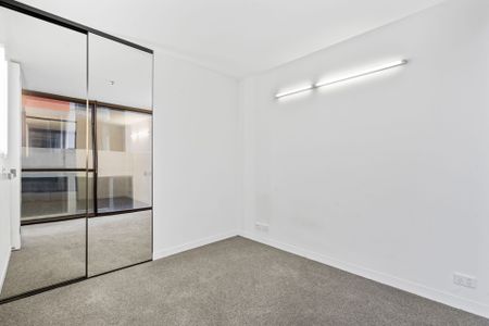 Stylish 2-Bedroom Apartment in the Heart of Melbourne CBD - Perfect Location & Modern Comfort! - Photo 2