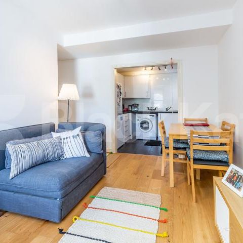 Recently refurbished modern one bed in a large period house mins to tube & shops - Photo 1