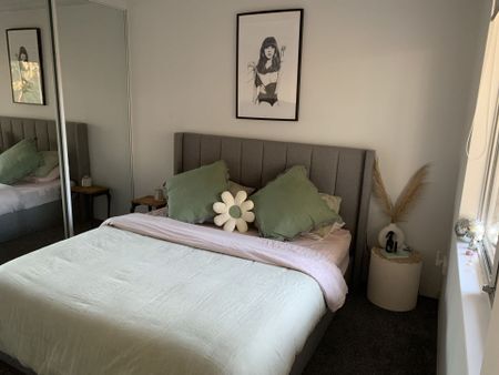 Renovated two bedroom air conditioned unit In central location - Photo 3