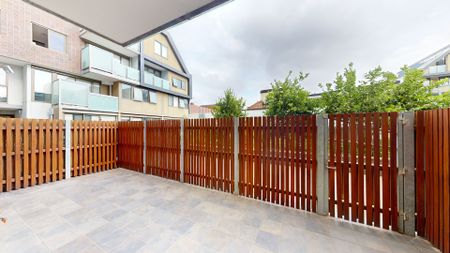 Modern 2-Bedroom Apartment with Private Alfresco Courtyard for Rent in Fitzroy - Photo 2