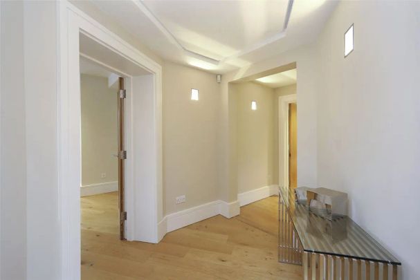 2 bedroom flat in London - Photo 1