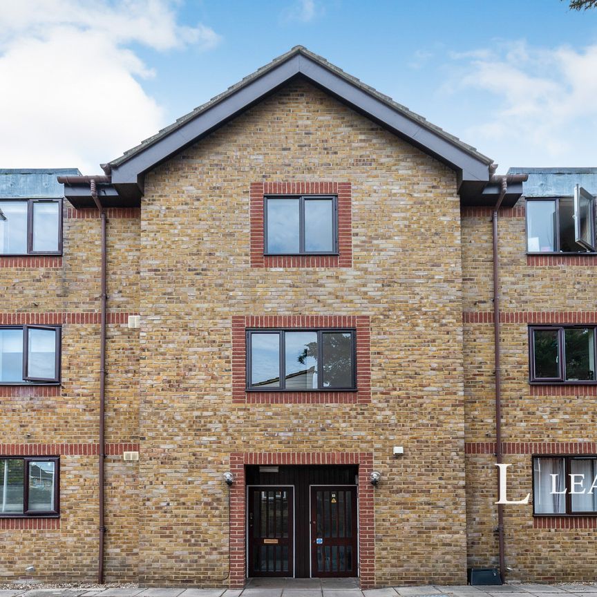 studio to rent Coopers Lodge, Acre Road - Photo 1