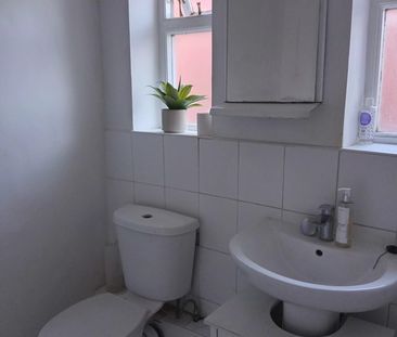 1 Bed Flat, Townmead Road, SW6 - Photo 2