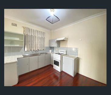 BUS STOP AT DOOR STEP - Photo 2