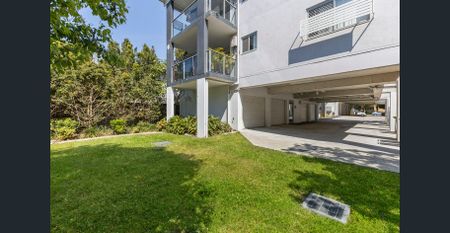 Modern Top-Floor Apartment with Leafy Views - Photo 5