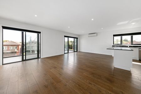 Light filled second floor penthouse - Photo 5