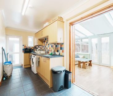 4 bedroom semi-detached house to rent - Photo 2