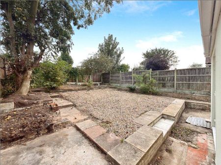 1 bedroom in a house share to rent - Photo 2