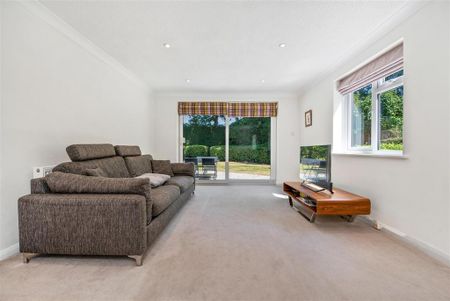 4 bedroom detached house to rent - Photo 2