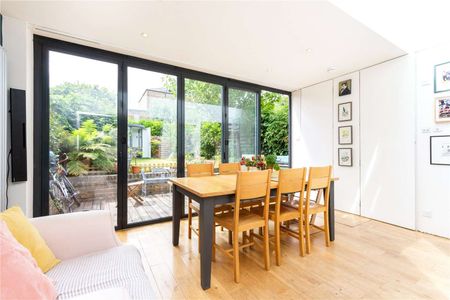 A beautifully presented three bedroom house with large west facing garden in a fantastic Islington location just moments from Highbury & Islington station. - Photo 5