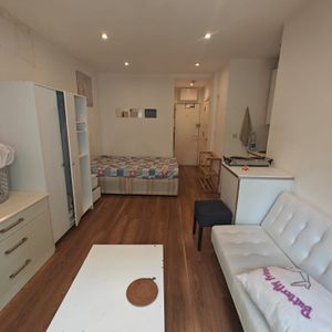 Studio Flat, Brentmead Place, NW11 - Photo 2