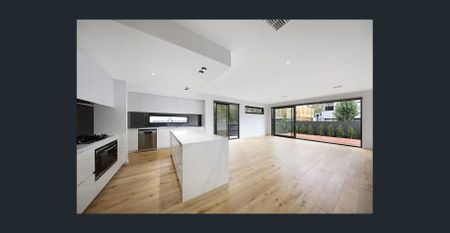Luxury Family Living in the Heart of Bentleigh East - Photo 2
