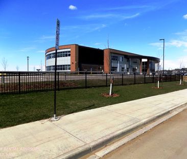 GREAT 3 BED, 2.5 BATH, 2 STOREY TOWNHOUSE, W/ A DBL DETACHED GARAGE... - Photo 5