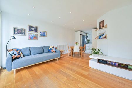 4 bedroom flat to rent - Photo 2