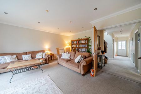 5 bedroom detached house to rent - Photo 2