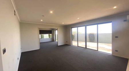 Modern Family Living in Glen Avon - Photo 3