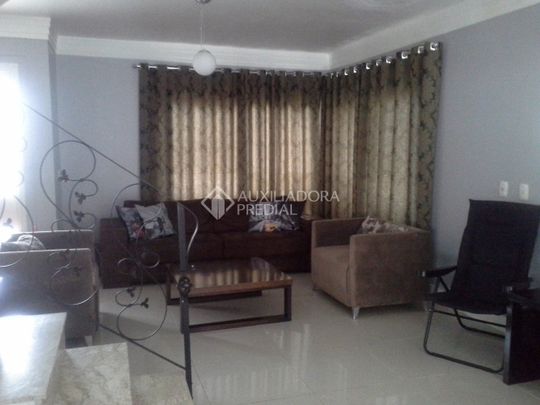 Casa com 3 quartos e 272m² para alugar em Hípica, Porto Alegre. - Photo 1