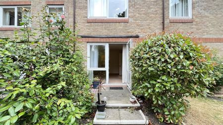 1 bedroom retirement property to rent - Photo 2