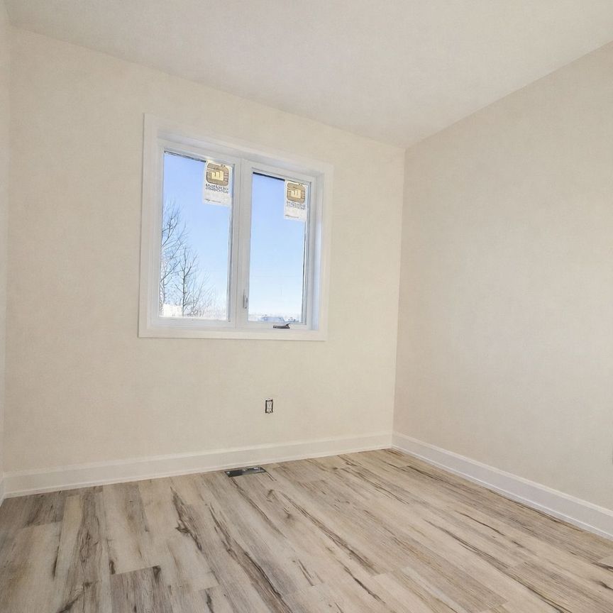 For Lease - 331 Voyageur Place, Russell, Ontario - Photo 1