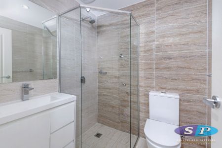 Modern unit with great views - Photo 4