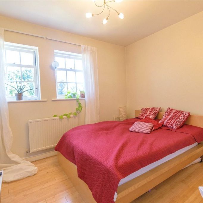 3 Bedroom - Shortheath Road, Farnham - Photo 1