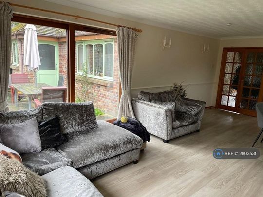 4 bedroom detached house to rent - Photo 1