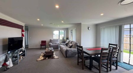 Modern 4-Bedroom Home in Quiet Cul-de-Sac - Photo 2