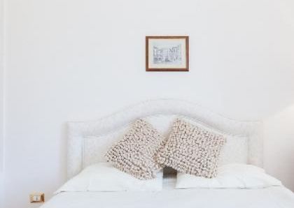 Center-Historic Jewish Quarter: Elegant apartment situated in beautiful Palazzo Nobiliare. Entrance, spacious living with original wood frescoed ceilings, large modern dining and kitchen, 4 bedrooms, 4 Baths, small terrace. #1527