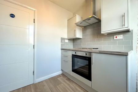 1 bedroom in a flat share to rent - Photo 4