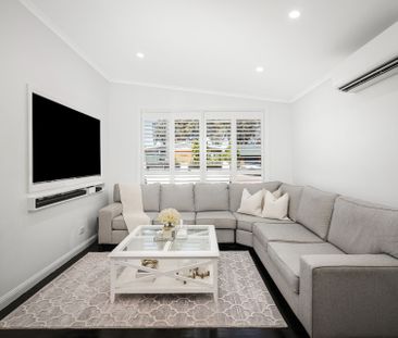 MODERN FAMILY HOME WITH SWIMMING POOL! - Photo 1