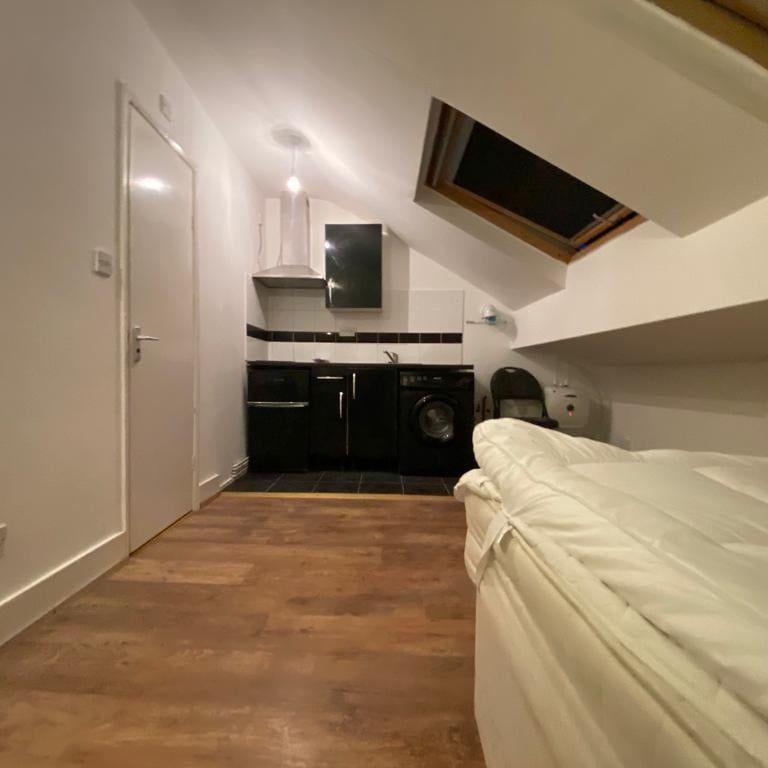 Studio Flat, Grange Park Road, CR7 - Photo 1