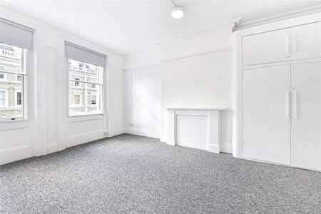 A brilliant studio flat in a prime South Kensington location with shared bathroom facilities. - Photo 3