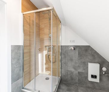 Erstbezug nach Sanierung - Voll möblierte 1 Zimmer-DG-Wohnung mit S... - Photo 6