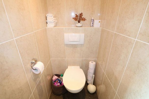 Villa met zwemvijver, grote tuin en dubbele garage te huur! - Foto 1