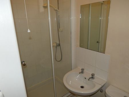 2 bed Apartment - To Let - Photo 4