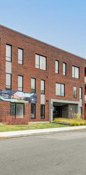 Très beau 51/2 luxueux, plein centre ville de Valleyfield ! Deux balcons, deux salles de bain, 2 A/C! Stationnements int, ascenseur, wifi inclus ! - Photo 1