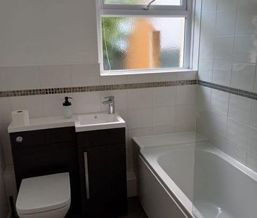 4 bedroom semi-detached house to rent - Photo 4