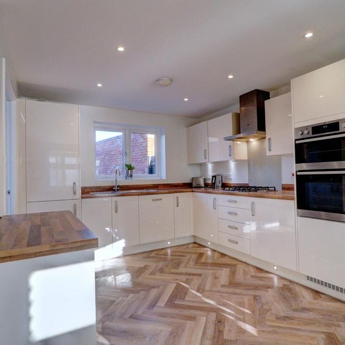 4 bedroom detached house to rent - Photo 1